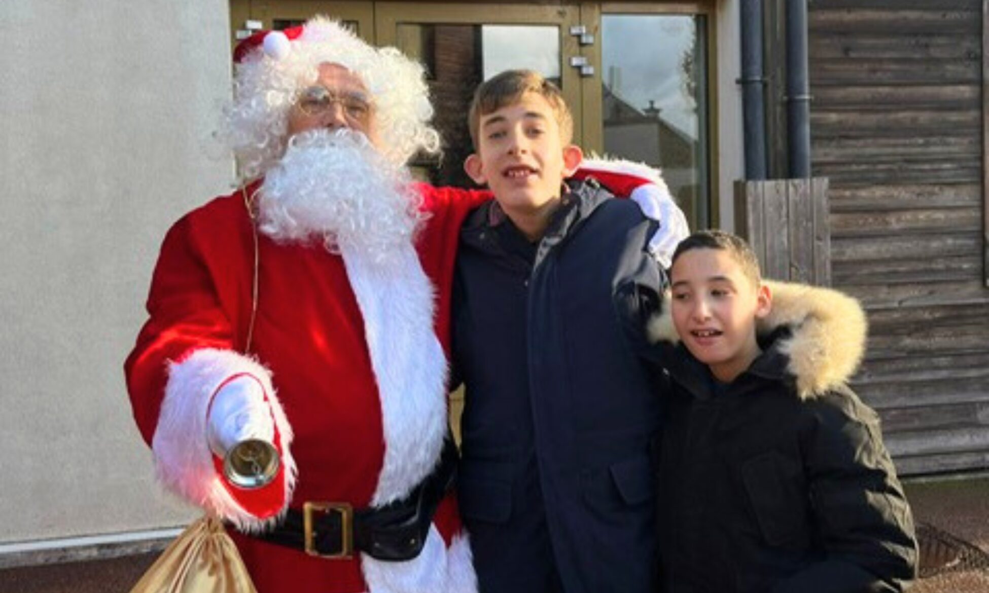 Noël 2024 IME Fernand Oury Père Noël avec deux jeunes